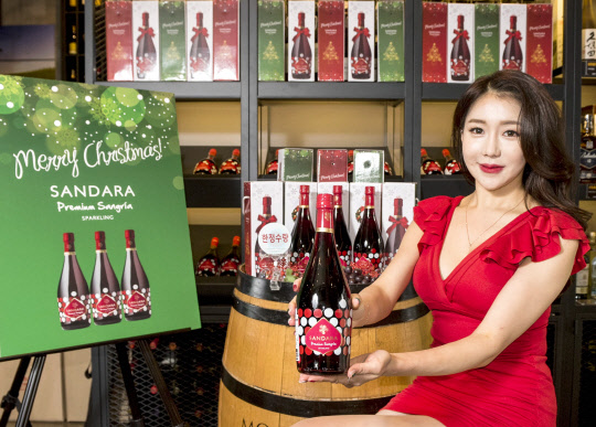 와인수입사 나라셀라는 14일 서울 송파구 나라셀라 본사에서 크리스마스 시즌을 맞아 기획된 '산다라 프리미엄 상그리아 크리스마스 패키지'를 선보였다. 이번 패키지는 스페인 토착 품종의 와인 원액과 레몬, 오렌지, 라즈베리, 딸기 등 과일의 내츄럴 추출액으로 만든 달콤한 스파클링 와인이다. 사진=나라셀라 제공